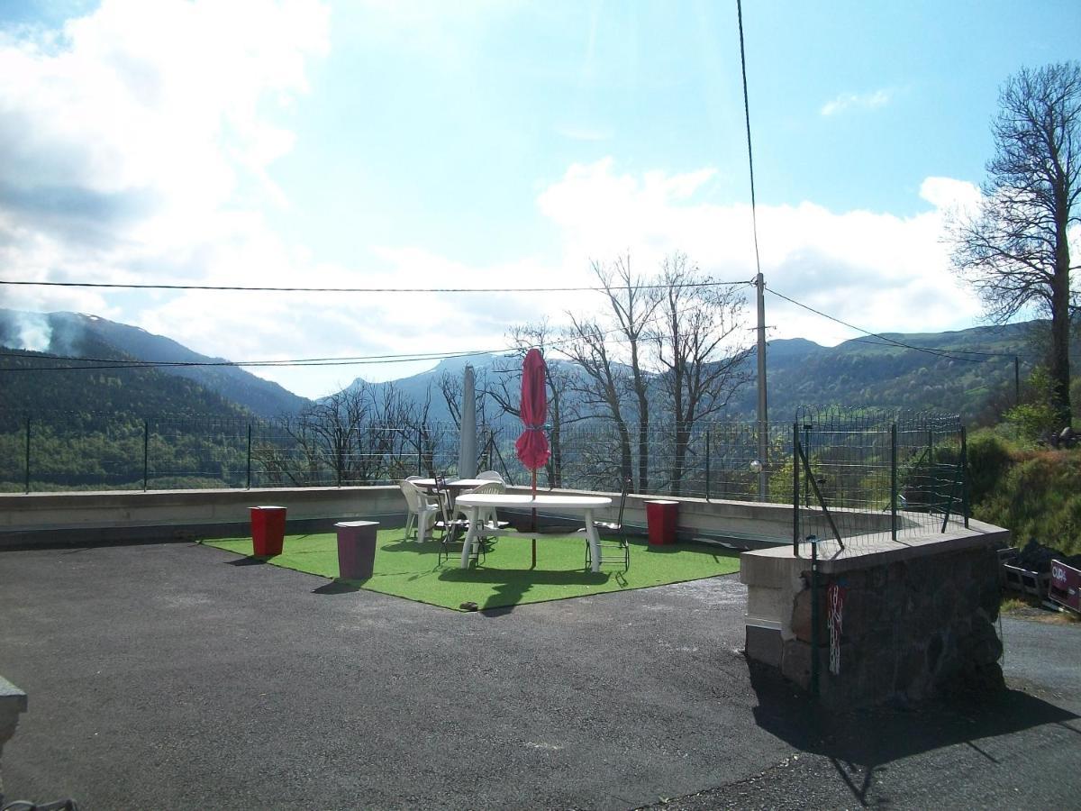 Vacances Au Pied Des Monts Du Cantal Laveissière エクステリア 写真
