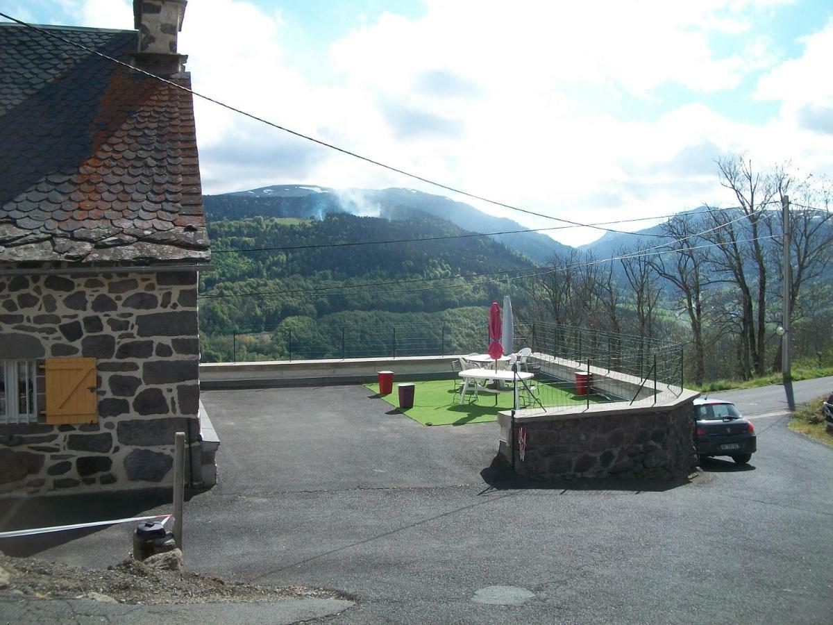 Vacances Au Pied Des Monts Du Cantal Laveissière エクステリア 写真