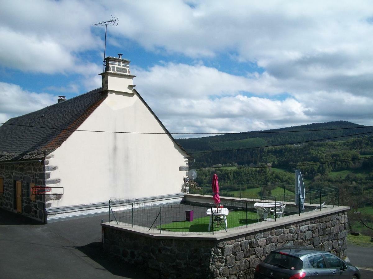 Vacances Au Pied Des Monts Du Cantal Laveissière エクステリア 写真